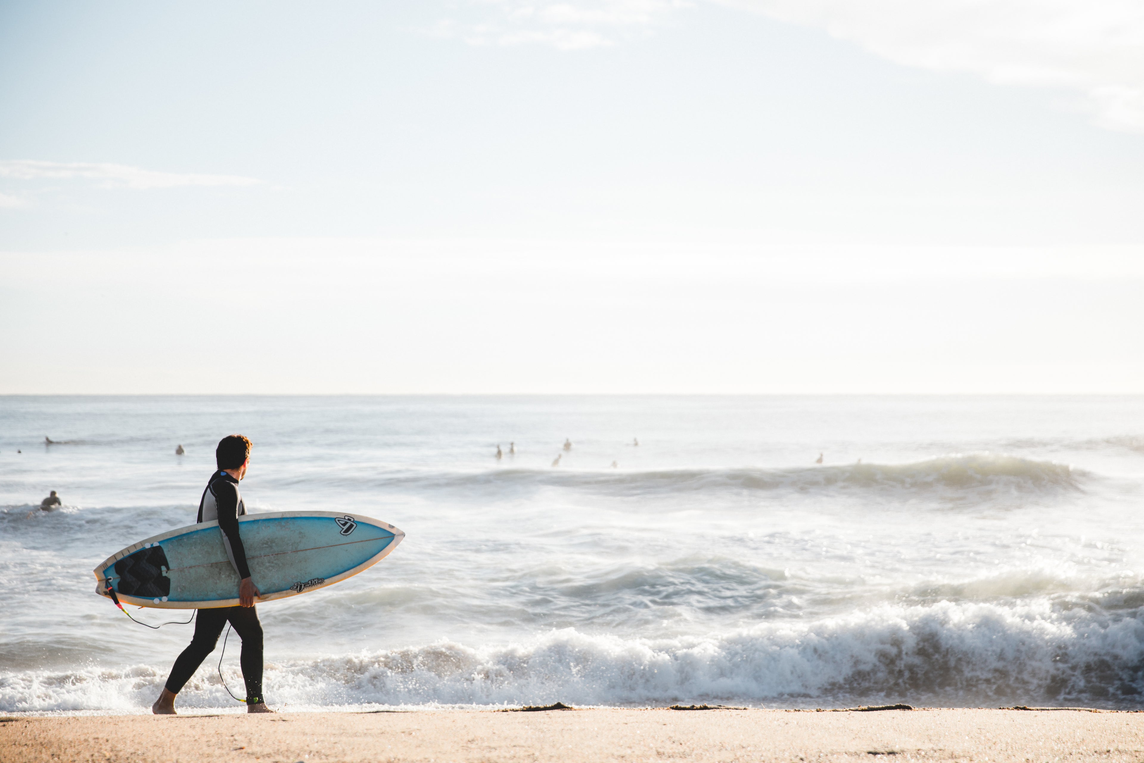 surfer-carrying-board